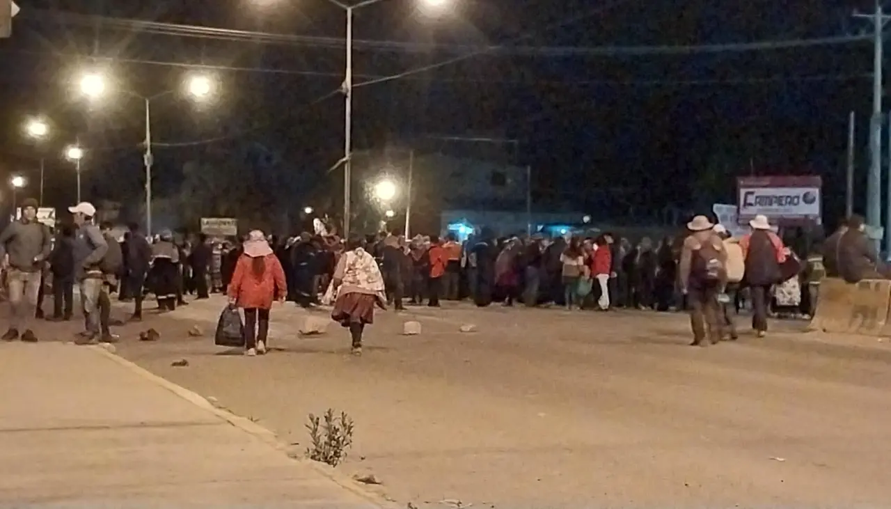 Vecinos de Sipe Sipe instalan bloqueo en la carretera que une a Cochabamba con el occidente