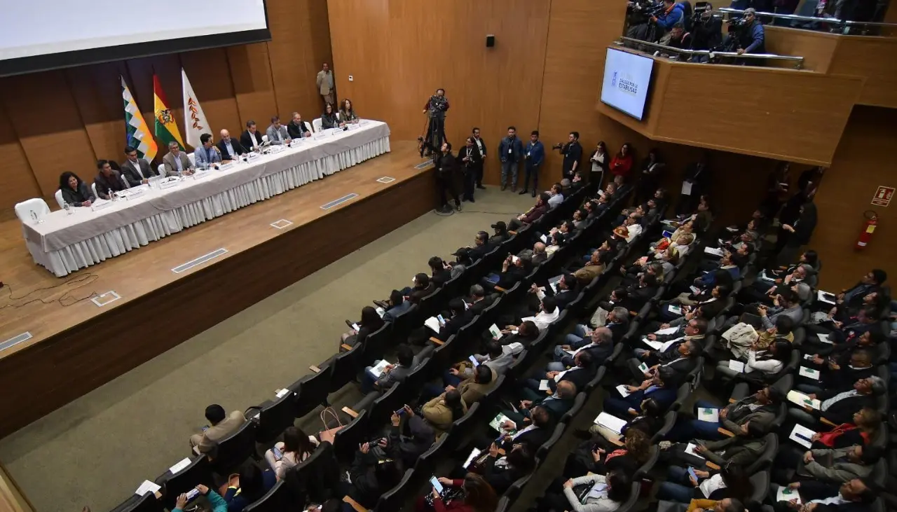 Se instala el diálogo por el DS 5503: El Gobierno pide a los movilizados “despojarse” de intereses y dice que “nada está escrito en piedra”