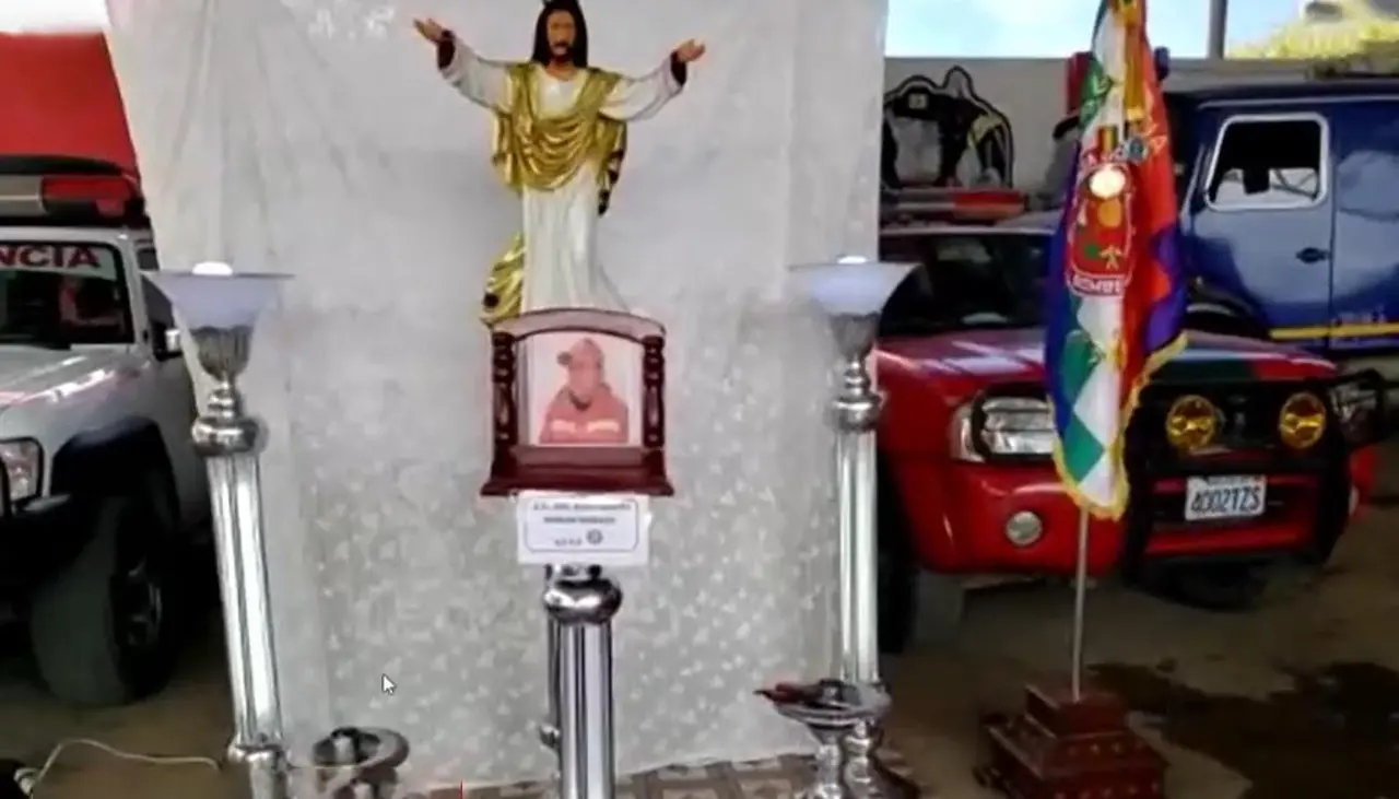 Instalan capilla ardiente en la unidad de Bomberos de Potosí por la muerte de uno de sus efectivos en Llallagua