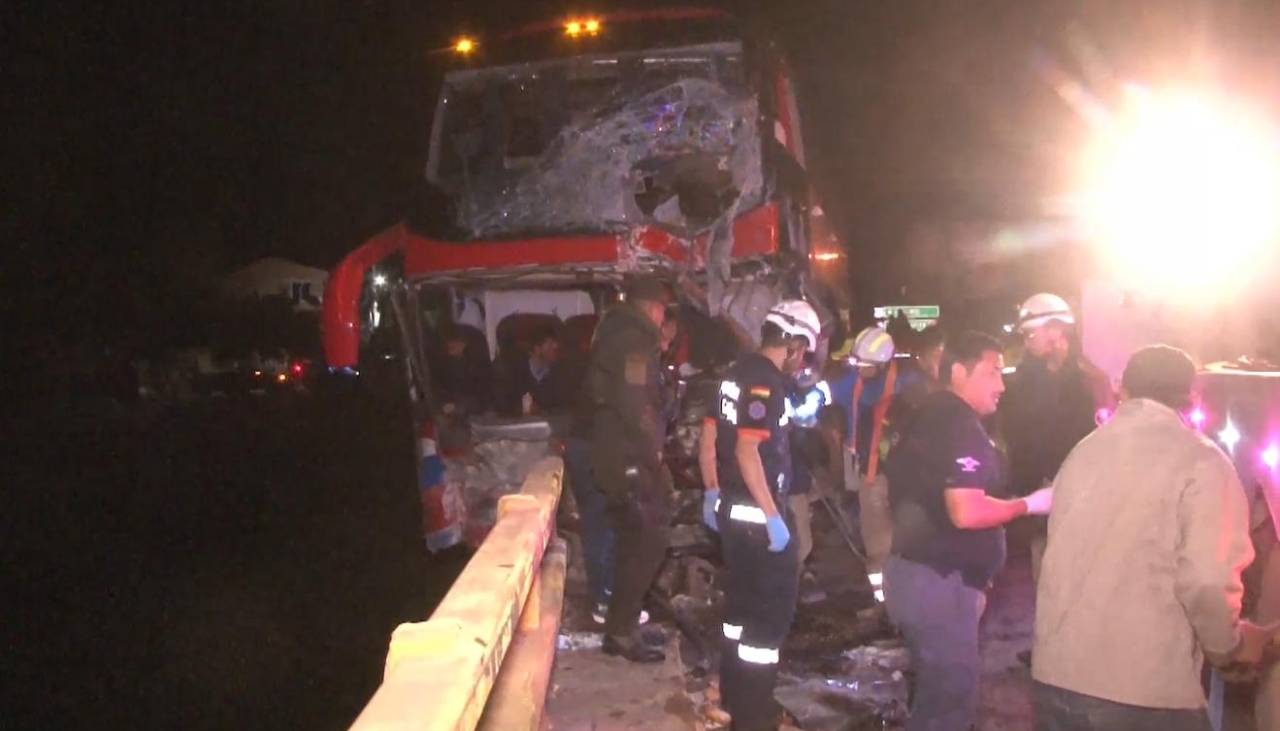 Al menos dos muertos y más de cinco heridos tras el choque de un camión con un bus