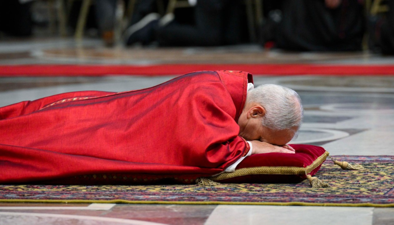 Papa León XIV reza tendido en el suelo de la basílica vaticana por la Pasión de Cristo