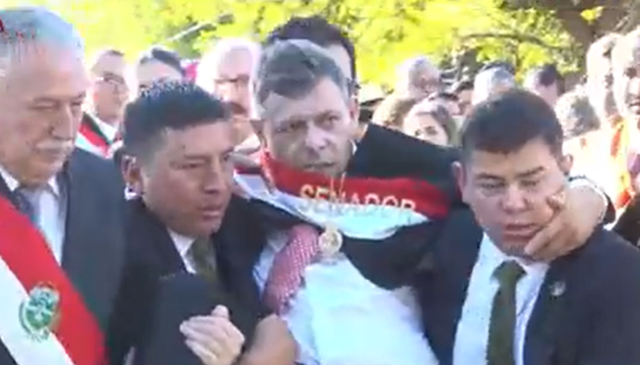 Evacúan al presidente del Senado tras sufrir descompensación en pleno acto por el aniversario de Tarija