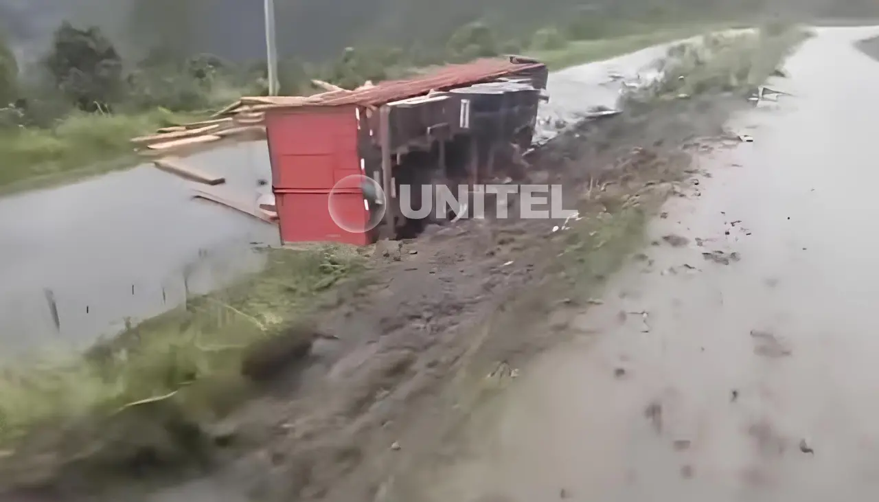 Tráiler con carga de madera pierde el control y se vuelva en la ruta hacia los Yungas