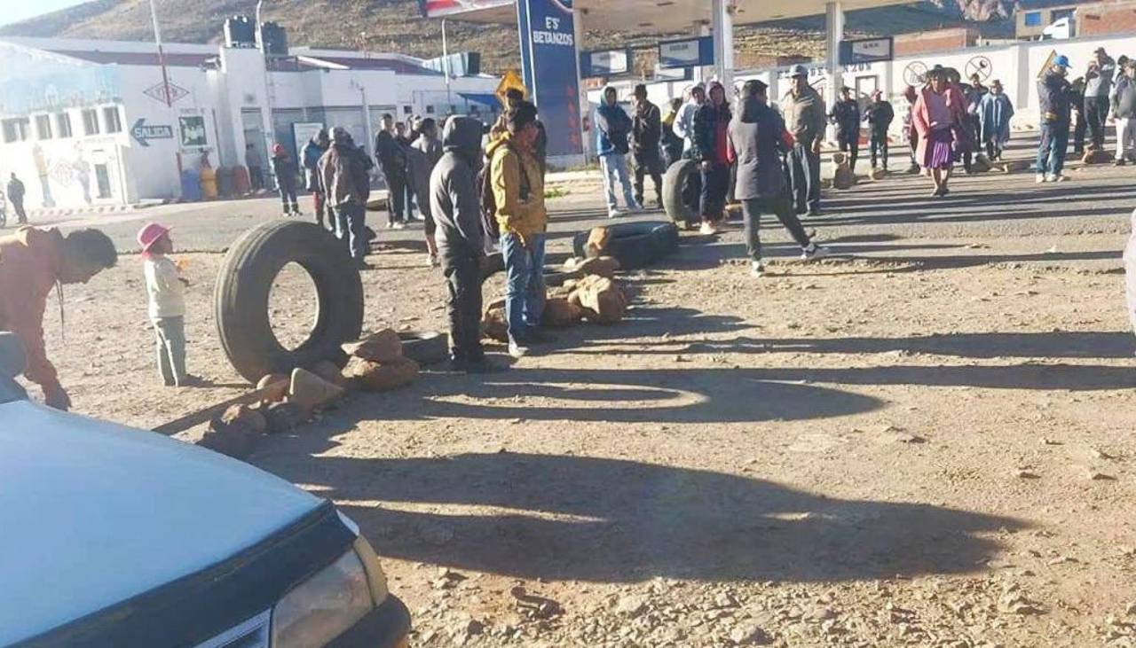 Pese al Estado de excepción, en Betanzos bloquean la carretera Potosí - Sucre por la falta de combustible