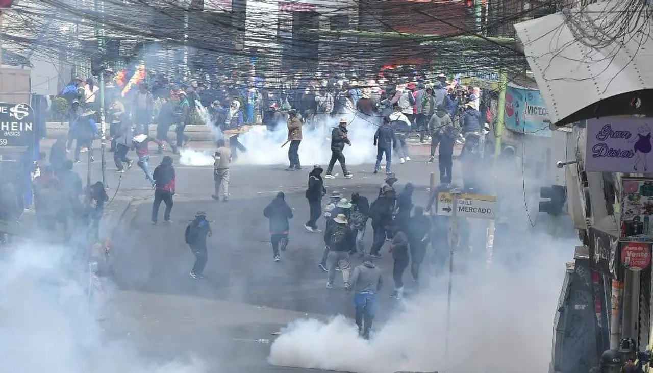 Tensión en el centro de La Paz: Policía repele a movilizados que intentan ingresar a la plaza Murillo 