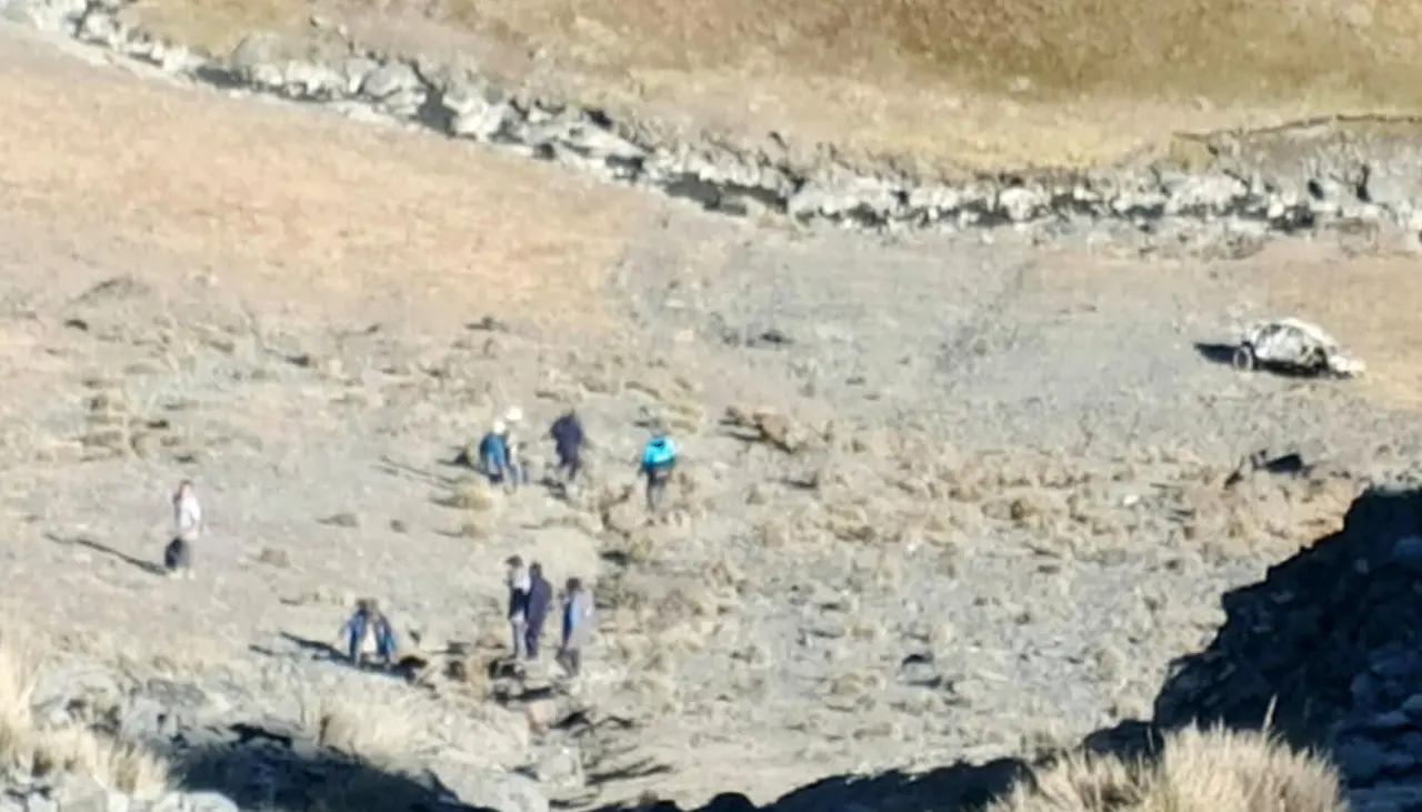 No dejaron evidencias: Un vehículo cae en un barranco y deja dos muertos
