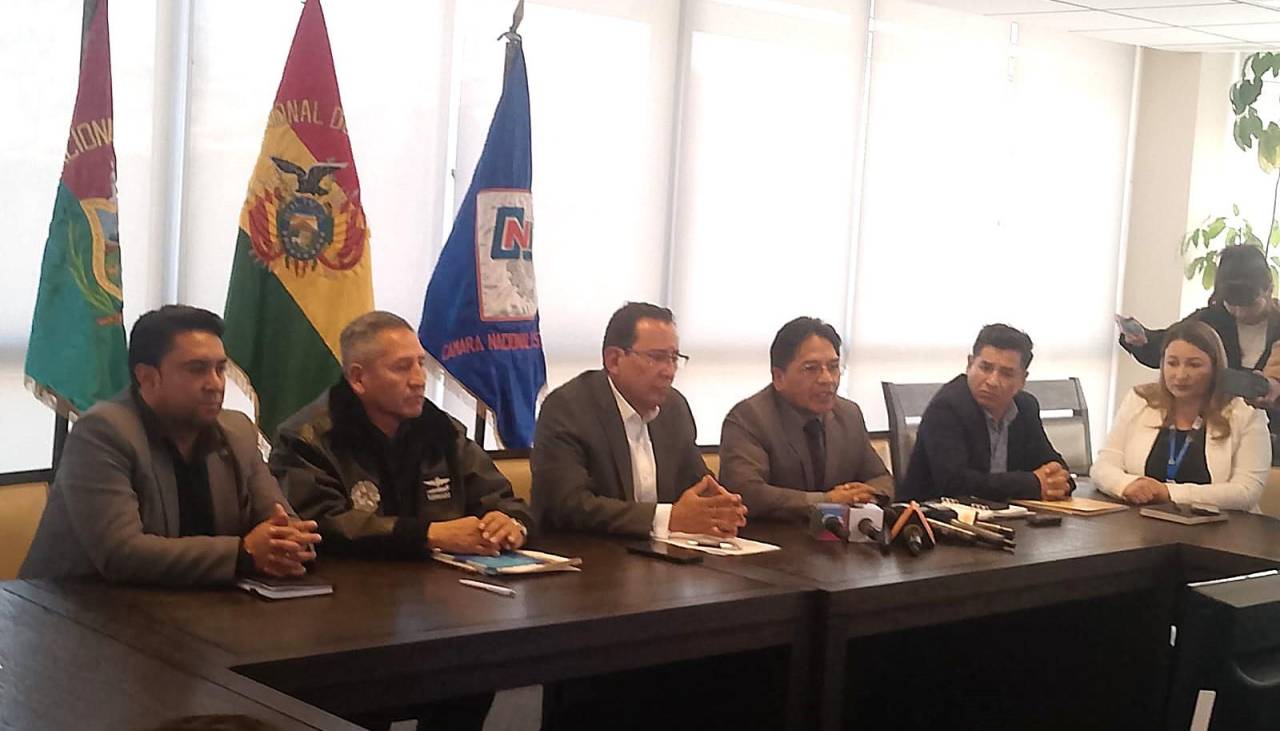 Gobierno e industriales acuerdan agenda para afrontar el contrabando, la escasez de dólares e impulsar lo “hecho en Bolivia”