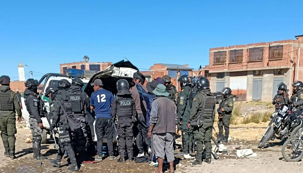 Patrulla quemada en un punto de bloqueo se dirigía a auxiliar a una mujer víctima de violencia, reporta la Policía 