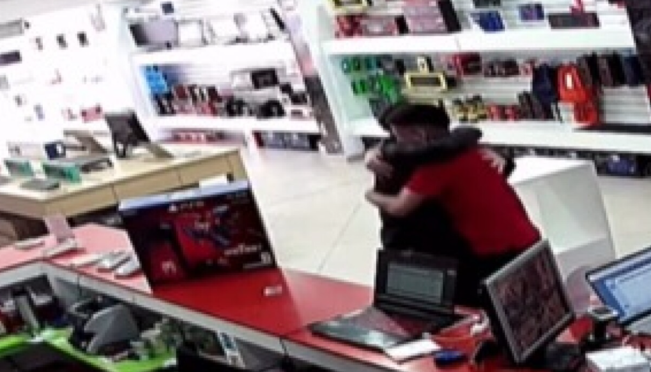 “Fue una emoción muy linda”: vendedor abraza a joven que lloró de alegría al comprar una consola de juego 