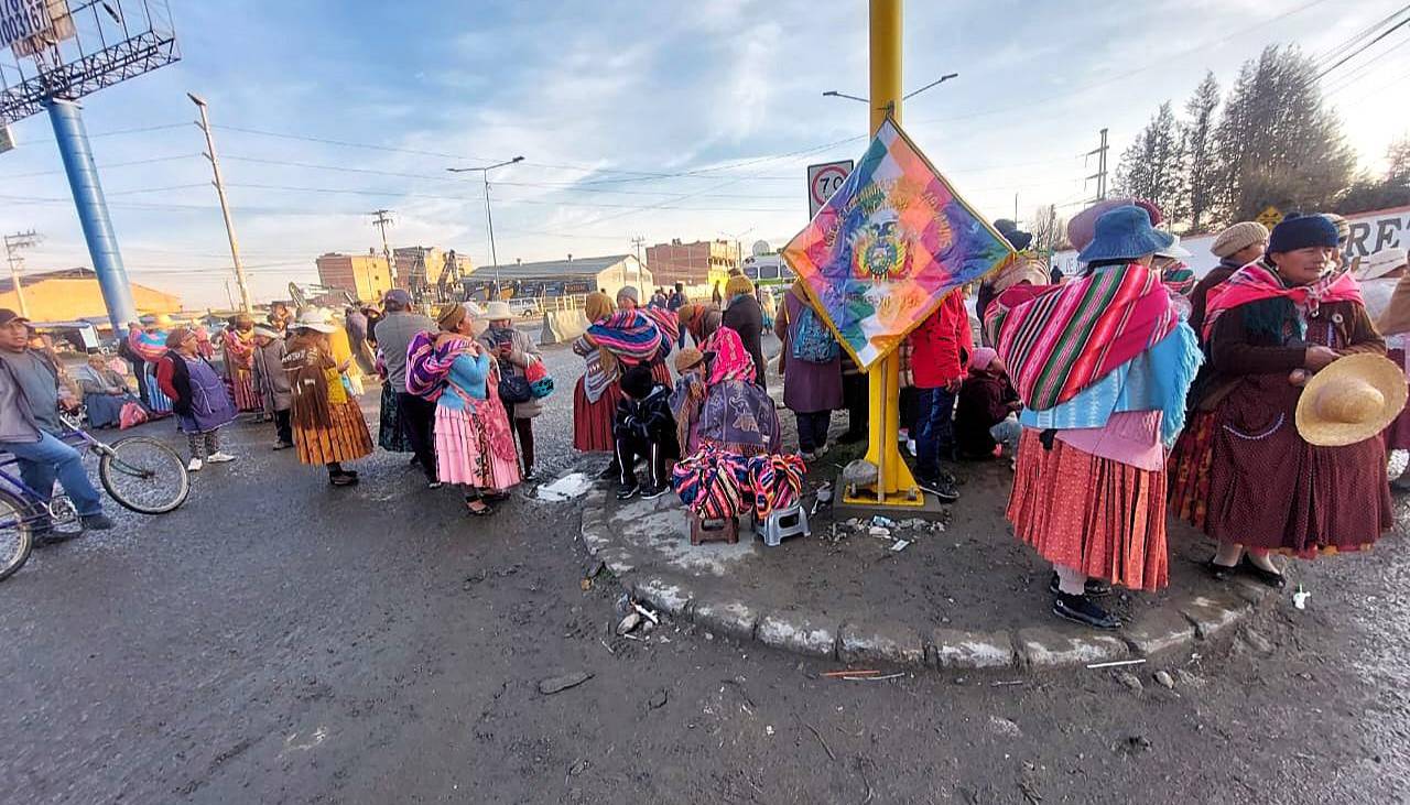 Gremiales del Sur de El Alto bloquean una avenida troncal en reclamo por la falta del dólar y el alza de precios de productos