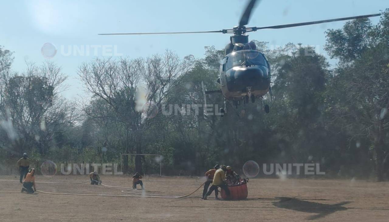 Helicóptero Bambi Bucket se suma al arduo trabajo para sofocar incendios en Roboré 