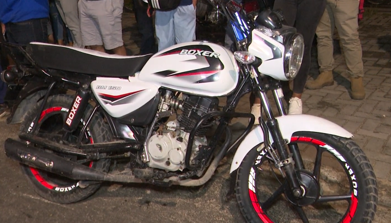 Fatal accidente en moto: Pierde la vida tras subirse a la acera y atropellar a una mujer en la capital cruceña