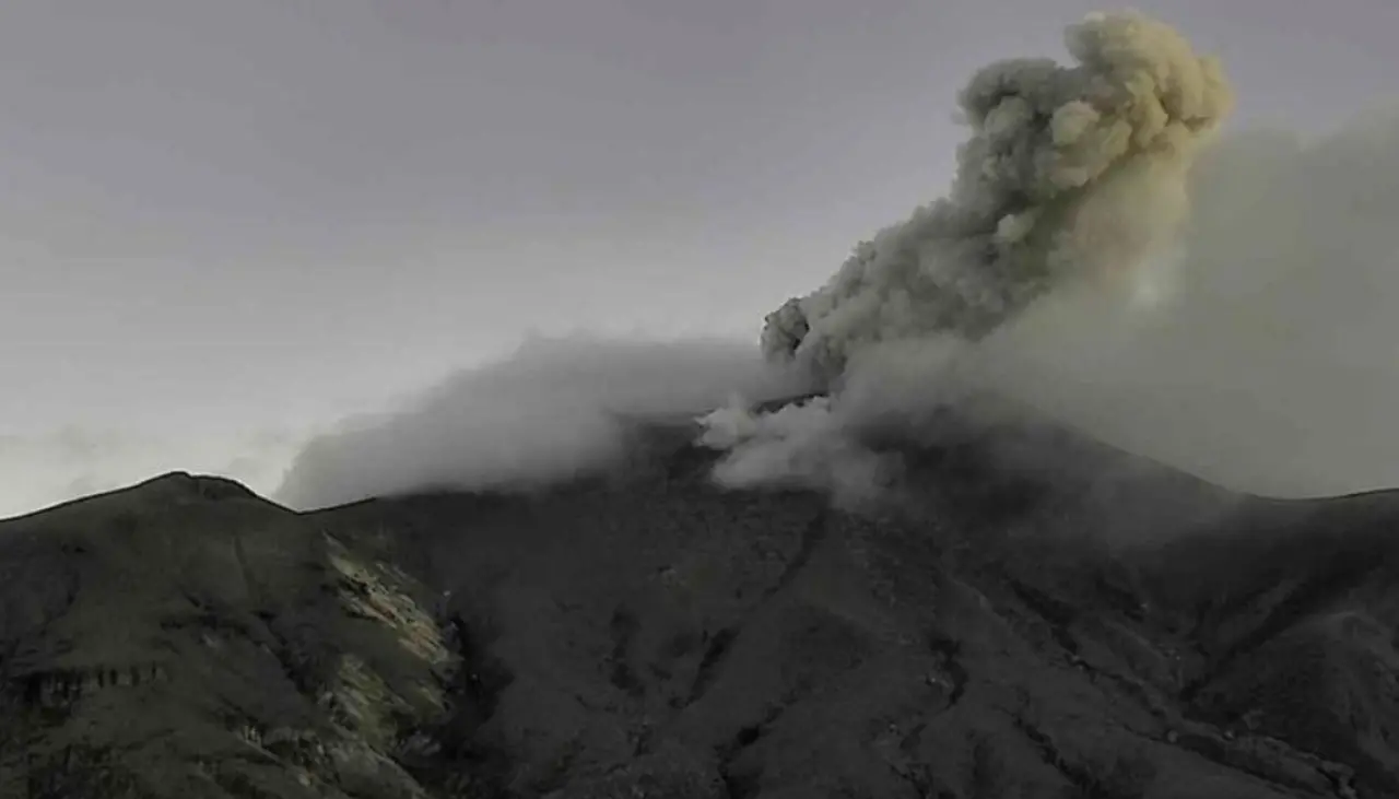 En plena emergencia por el terremoto en Colombia, el volcán Puracé emite ceniza y gases