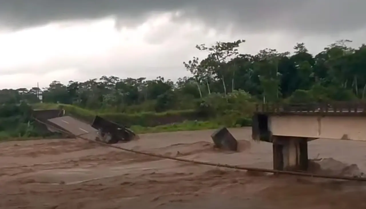 Cochabamba: Reportan colapso de puente antiguo en Entre Ríos y choferes alertan sobre una grieta en el puente nuevo 