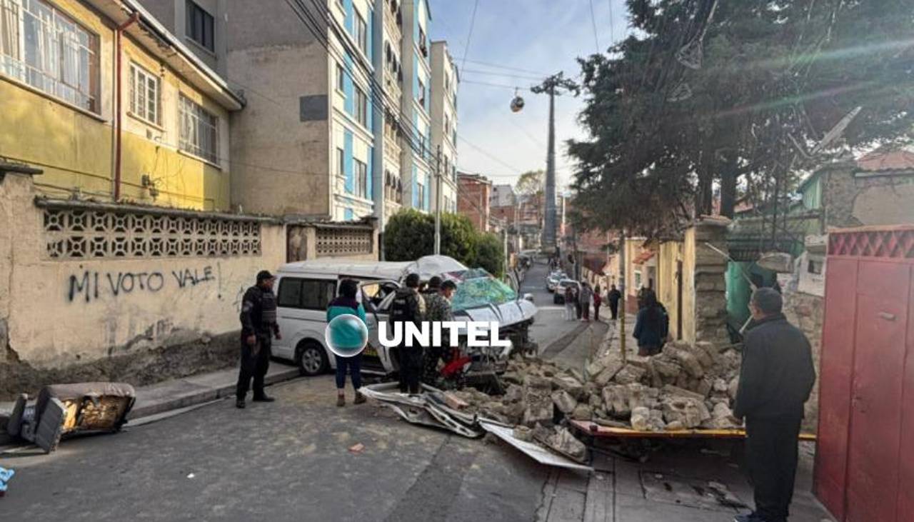 Minibús se estrella y deja seis heridos y un fallecido; una mujer quedó atrapada entre los fierros 