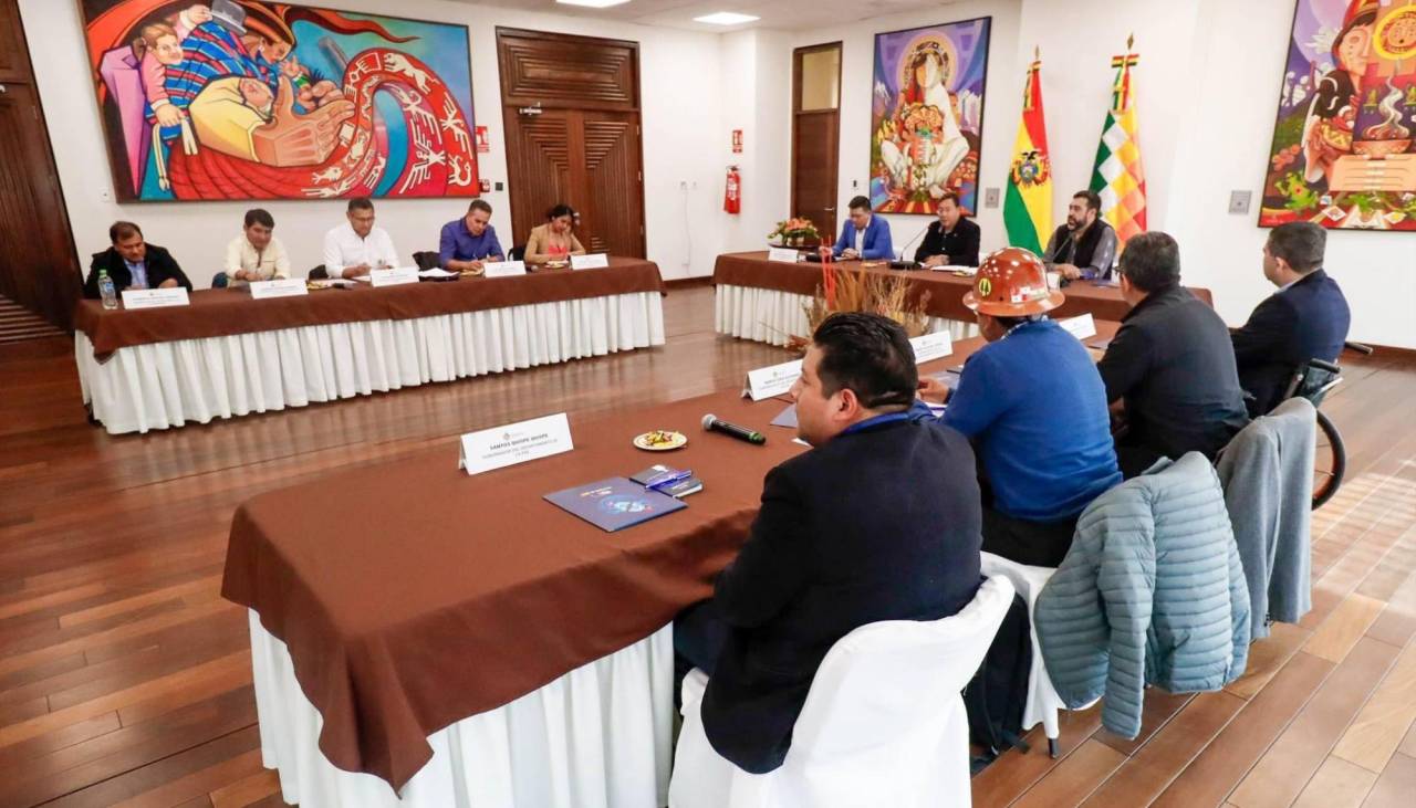 “Los aliados de la crisis”: Camacho fustiga reunión de gobernadores con Arce en la que participó Aguilera