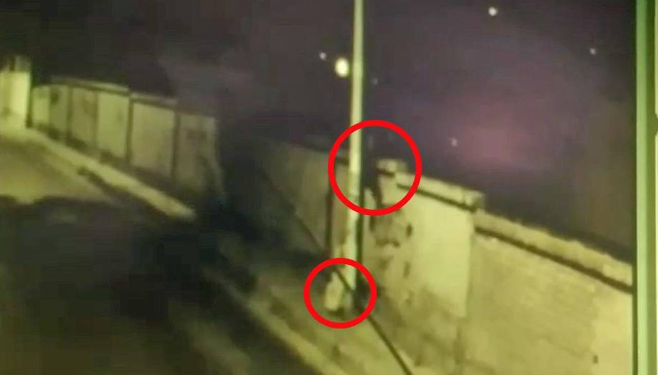 Cámaras captaron el momento en el que un ladrón trepa un muro para robar dentro de un colegio en Cochabamba