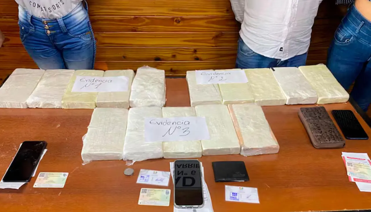 Tres bolivianos caen en Paraguay con droga bajo los asientos de un bus