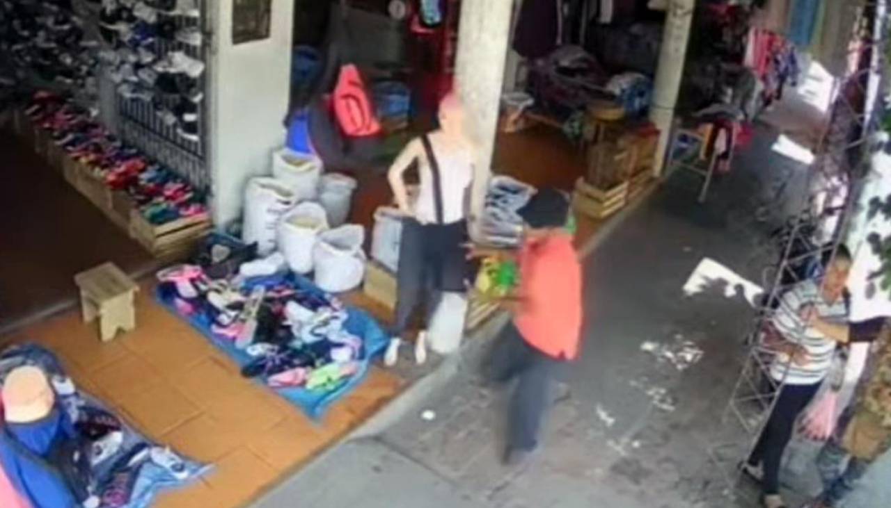 Video: un delincuente confundido ‘robó’ el bolso a un maniquí en Warnes