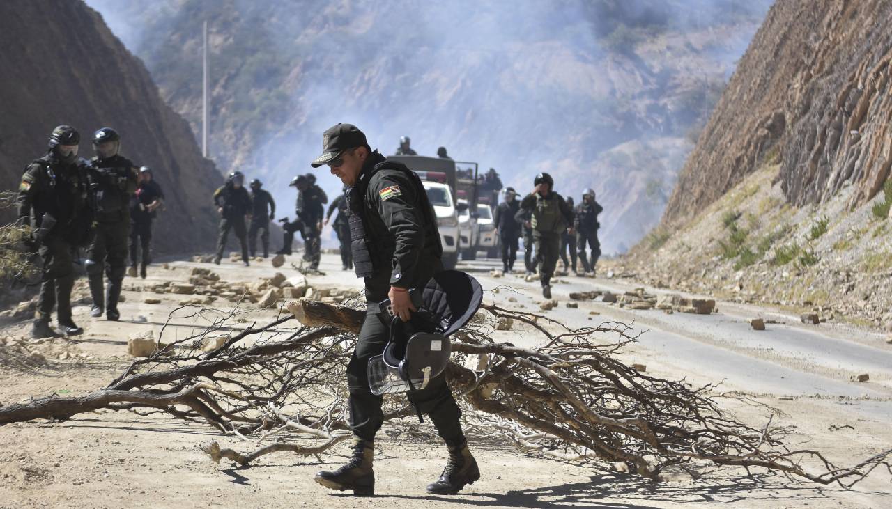 Policías y militares activan operativo para desbloquear la ruta Cochabamba - Oruro