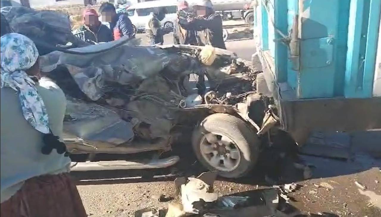 Dos muertos y un herido luego que una camioneta chocara contra un camión estacionado