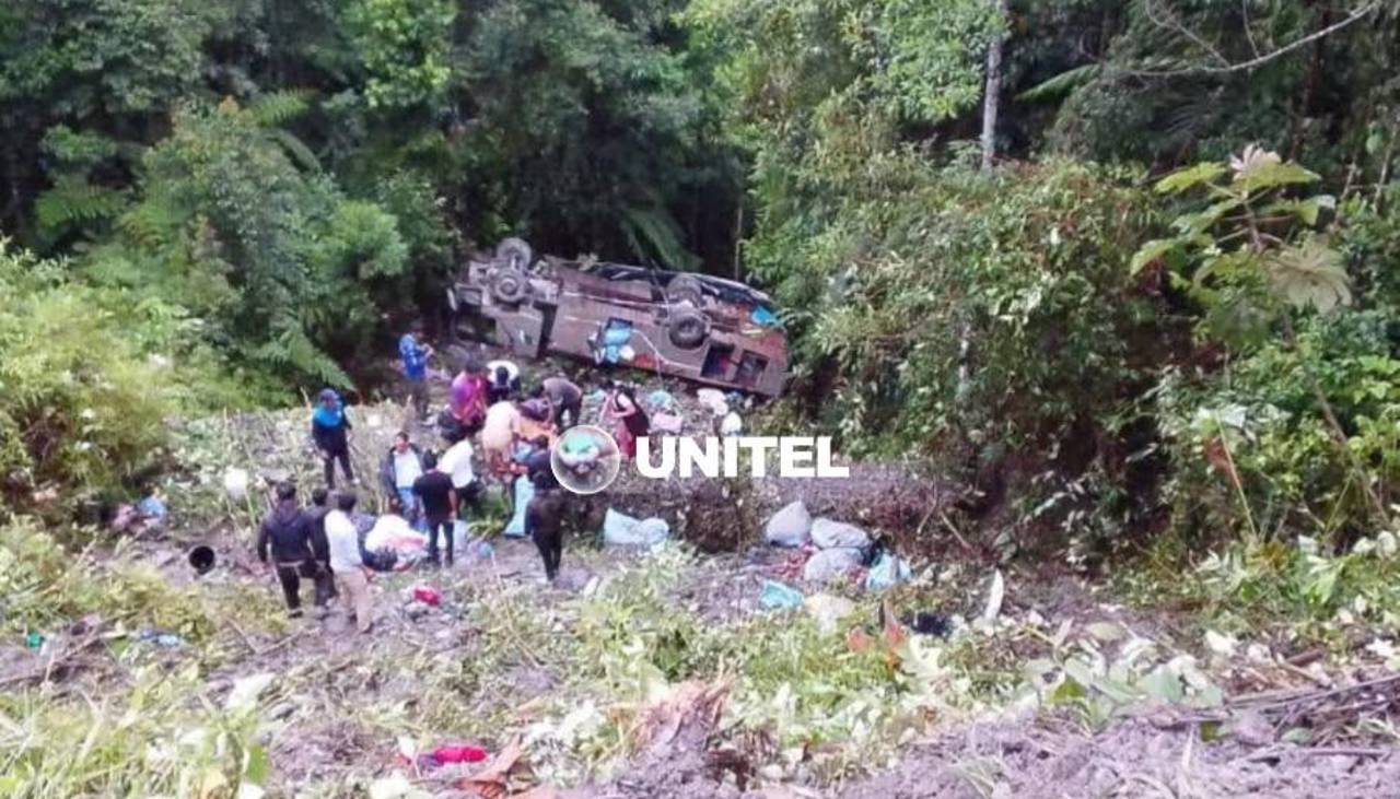 Tragedia en la ruta a Apolo: Seis muertos y 14 heridos deja un bus que cayó en un barranco 