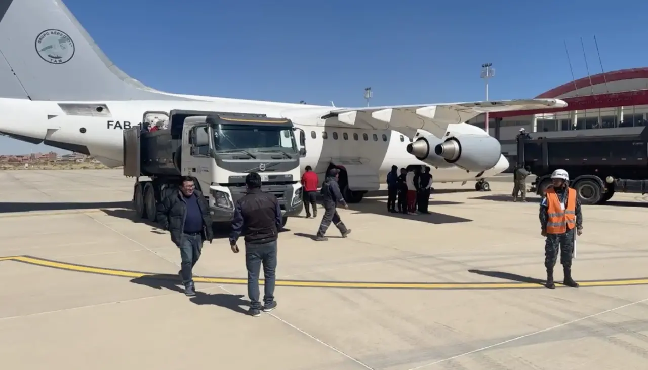 Llega a Oruro un primer cargamento con 7.000 kilos de pollo vía puente aéreo