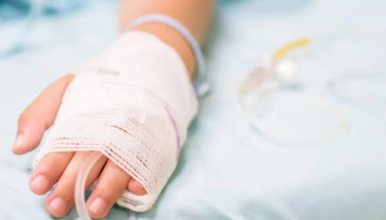 Una bebé con fracturas en la cabeza es internada en un hospital; los padres dicen que se cayó de un sofá, reporta la Fiscalía 