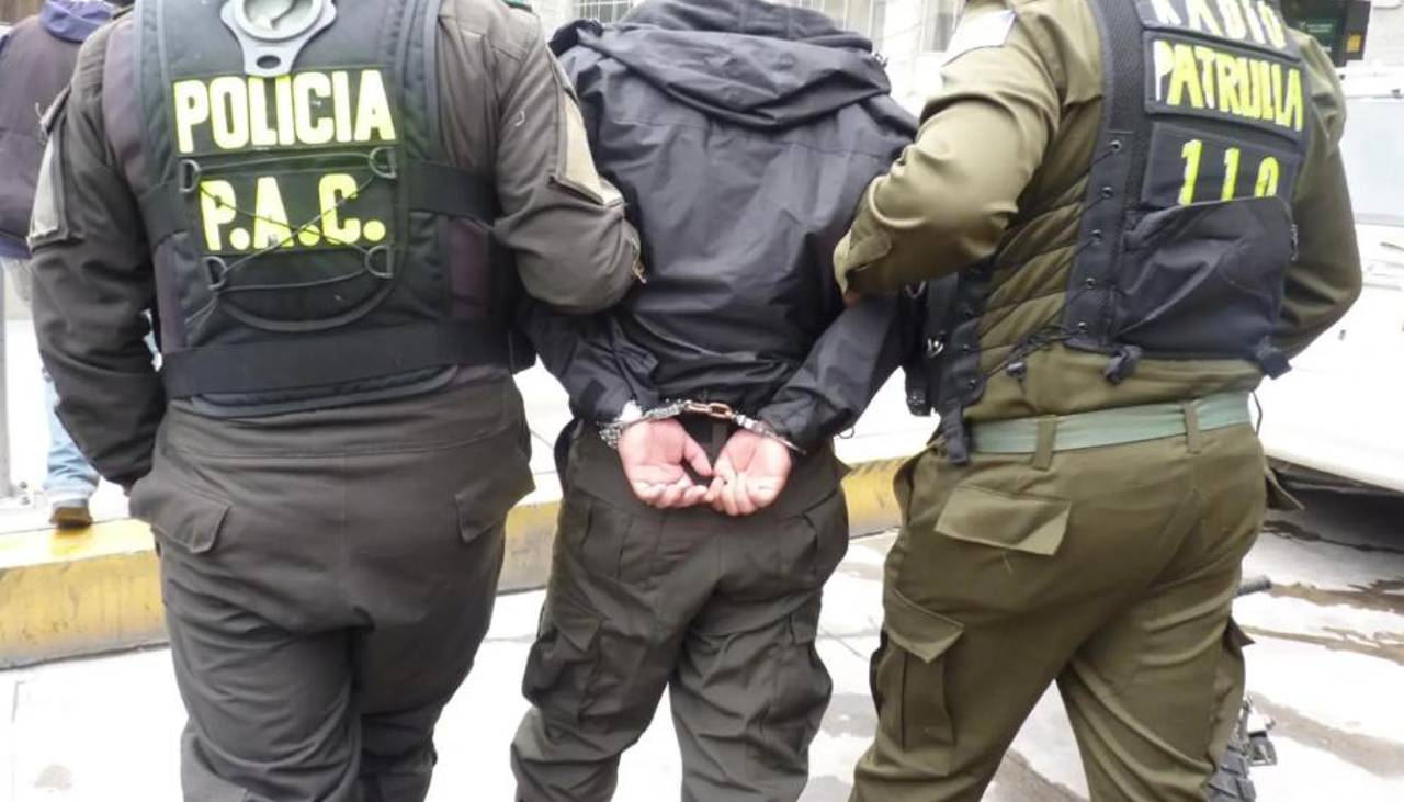 Dos falsos policías con 25 antecedentes penales reciben detención domiciliaria en El Alto