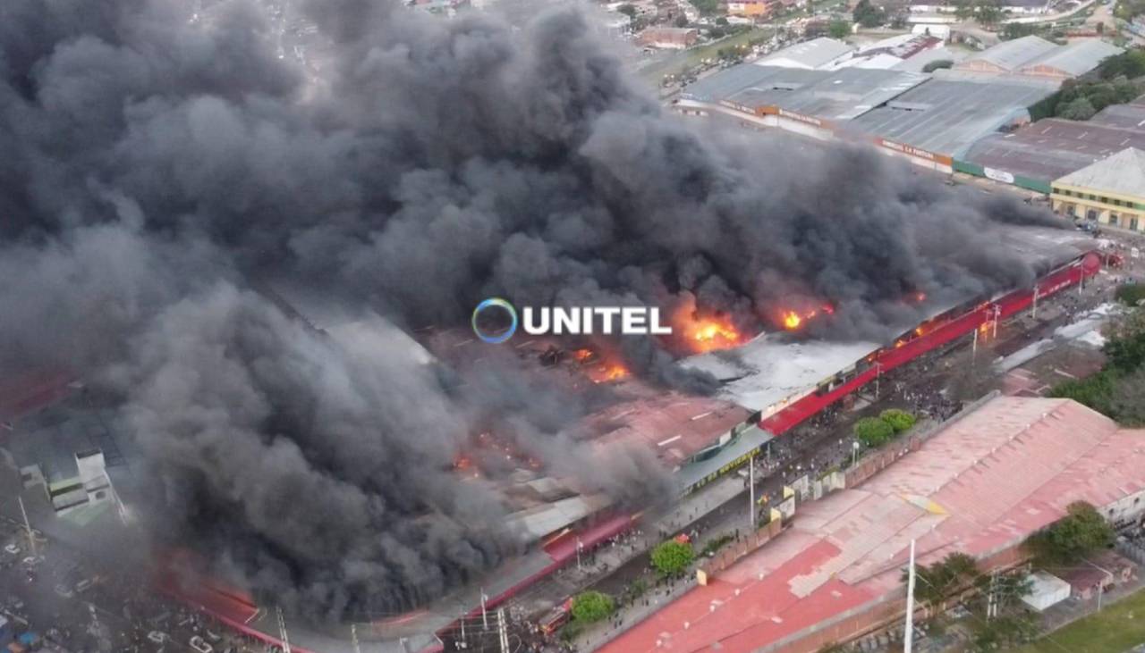 Imágenes aéreas reflejan la dimensión del voraz incendio que afecta a la Feria Barrio Lindo