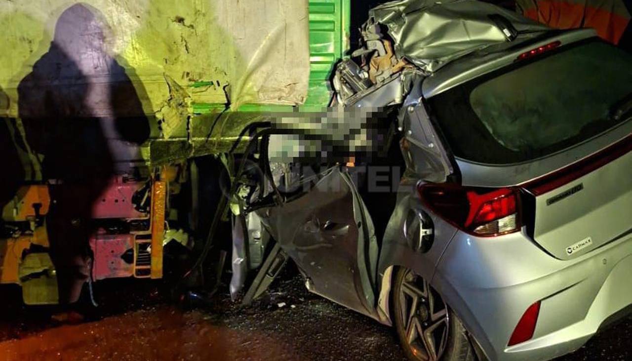 Tres miembros de una familia fallecen tras chocar su vehículo con un camión estacionado