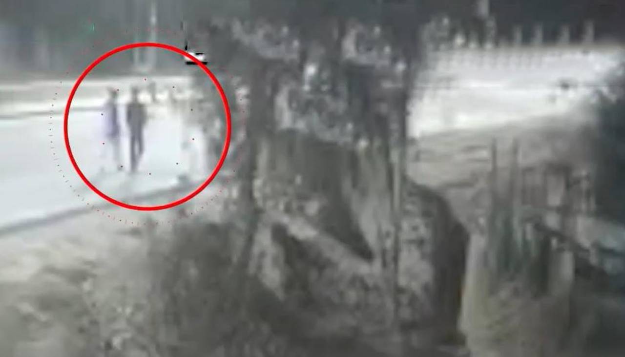 Sale a la luz video del momento en el que un vehículo arrolla a dos adolescentes, uno de ellos murió