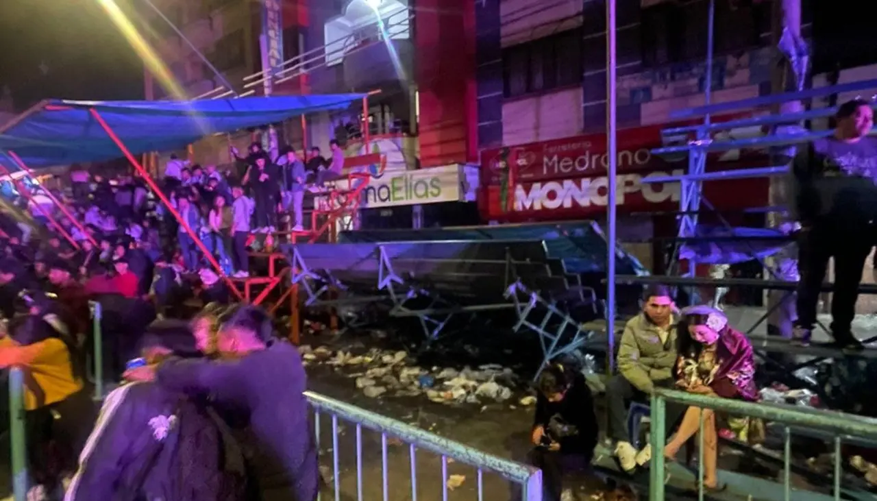 Video: Una gradería colapsó en el recorrido de la fiesta de Urkupiña 