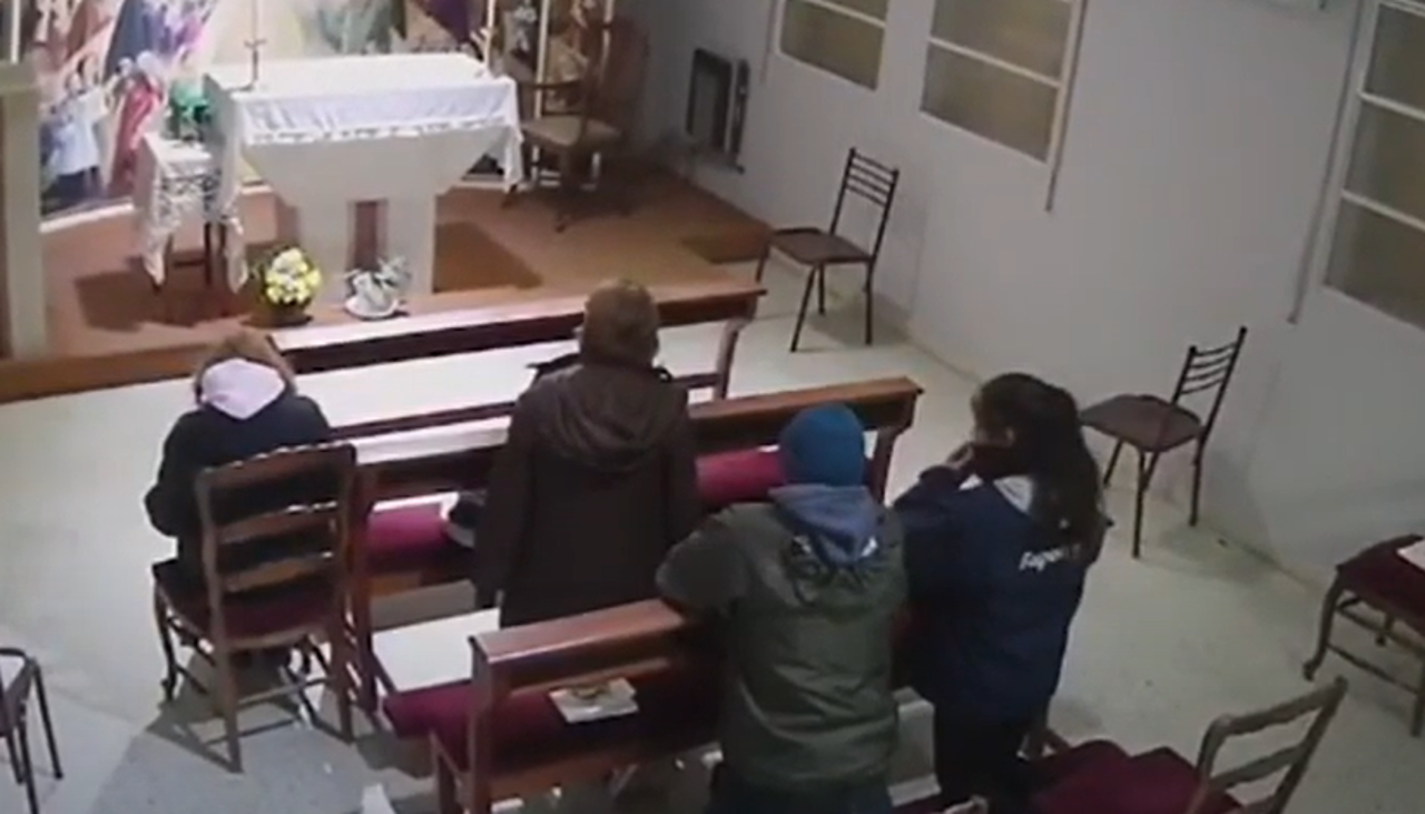 Video: Fingieron ser devotos para robar en plena misa