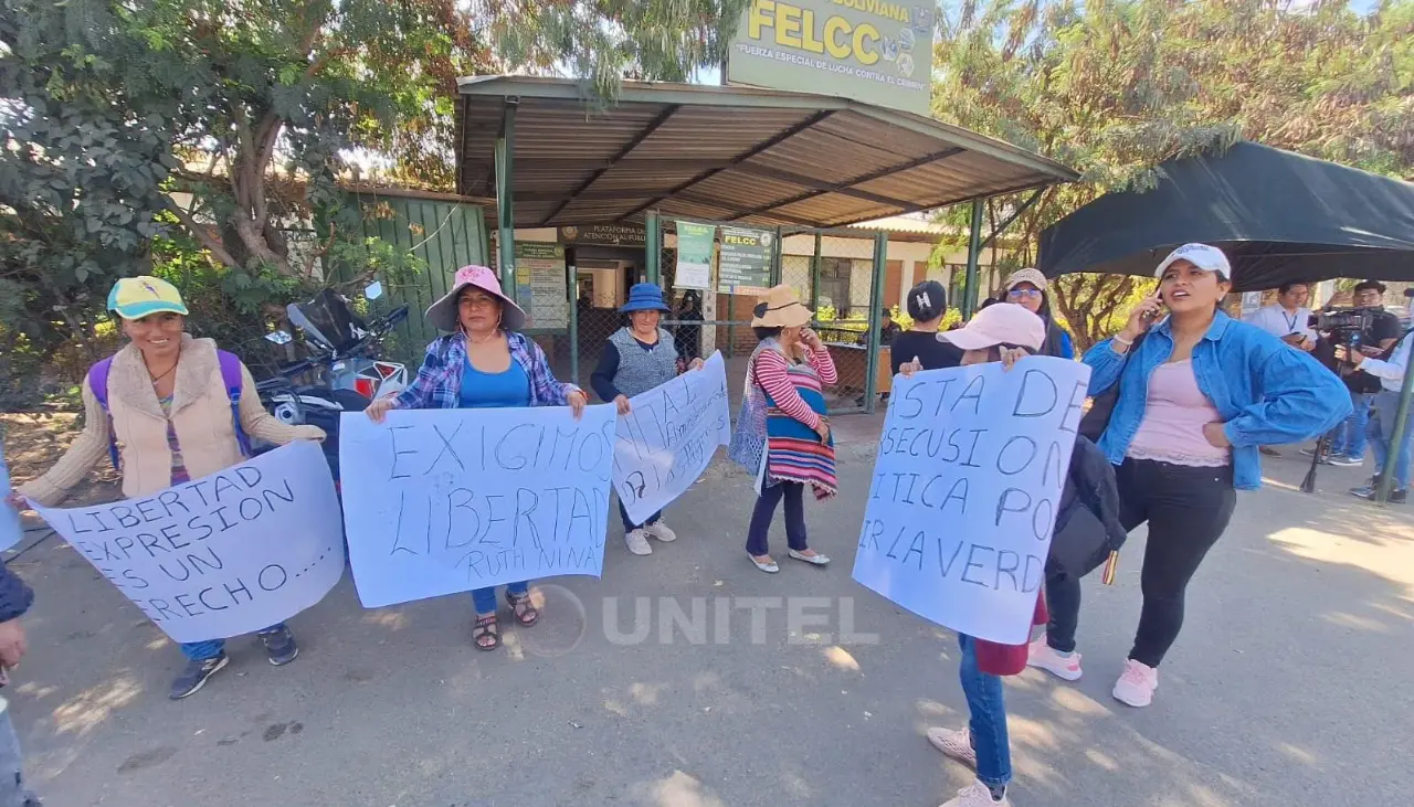 Audiencia de Ruth Nina: Evistas instalan vigilia afuera de la Felcc de Cochabamba