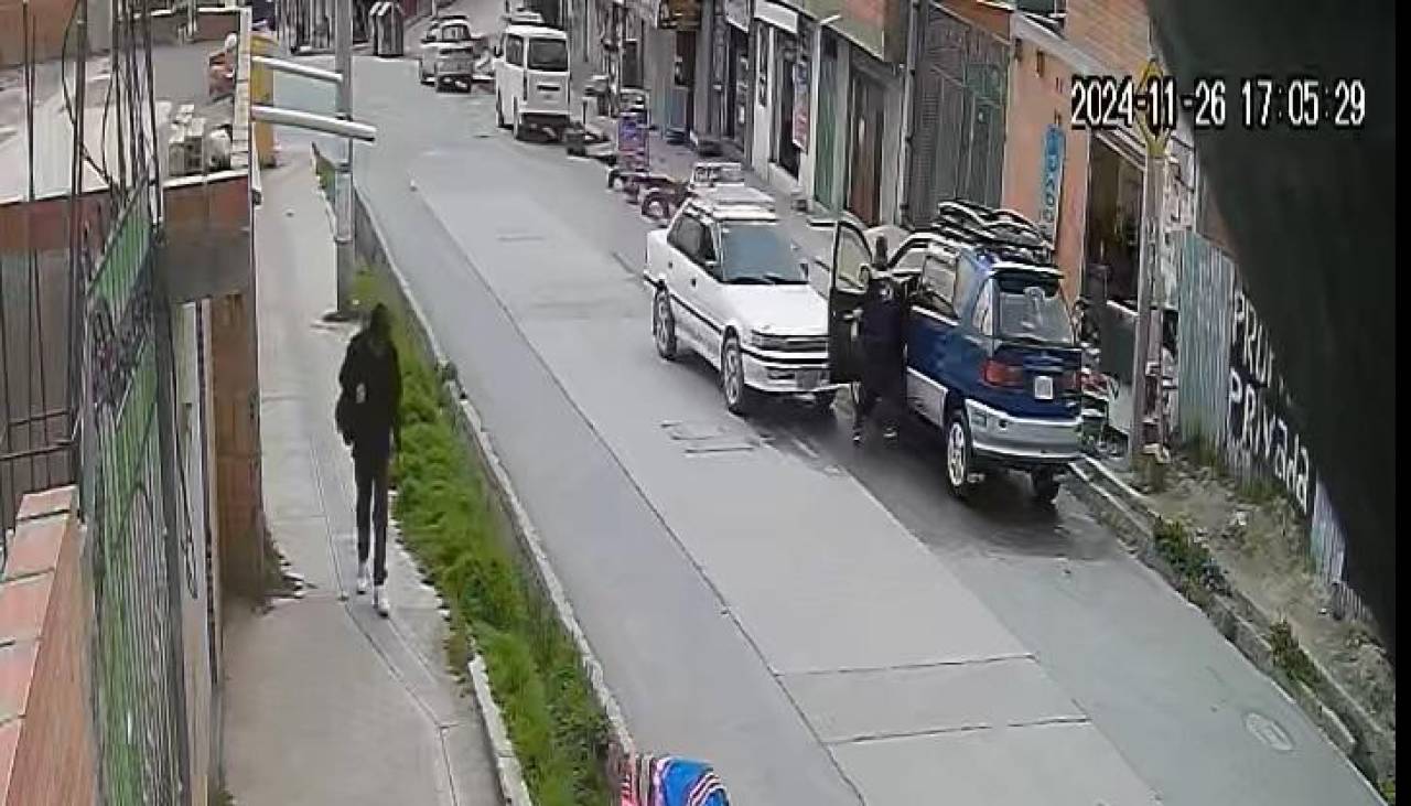 Video: un conductor impacta un auto y provoca que un hombre quede apretado con la puerta del motorizado