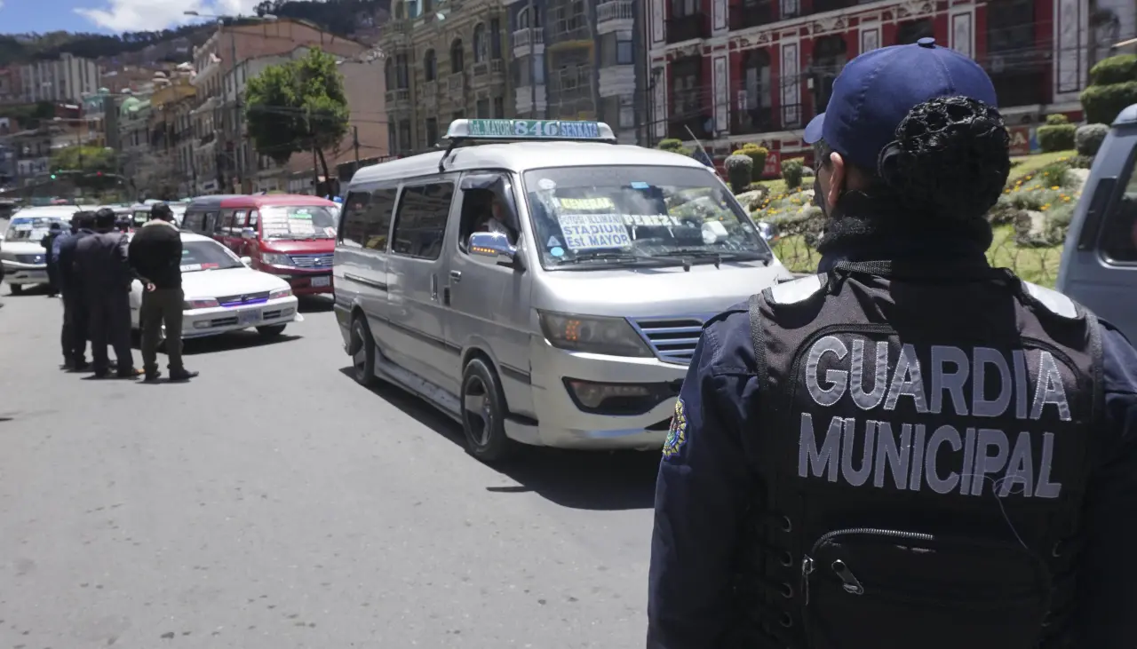 La Paz: Choferes deciden suspender el paro de 48 horas luego de conocerse las nuevas tarifas del transporte público 