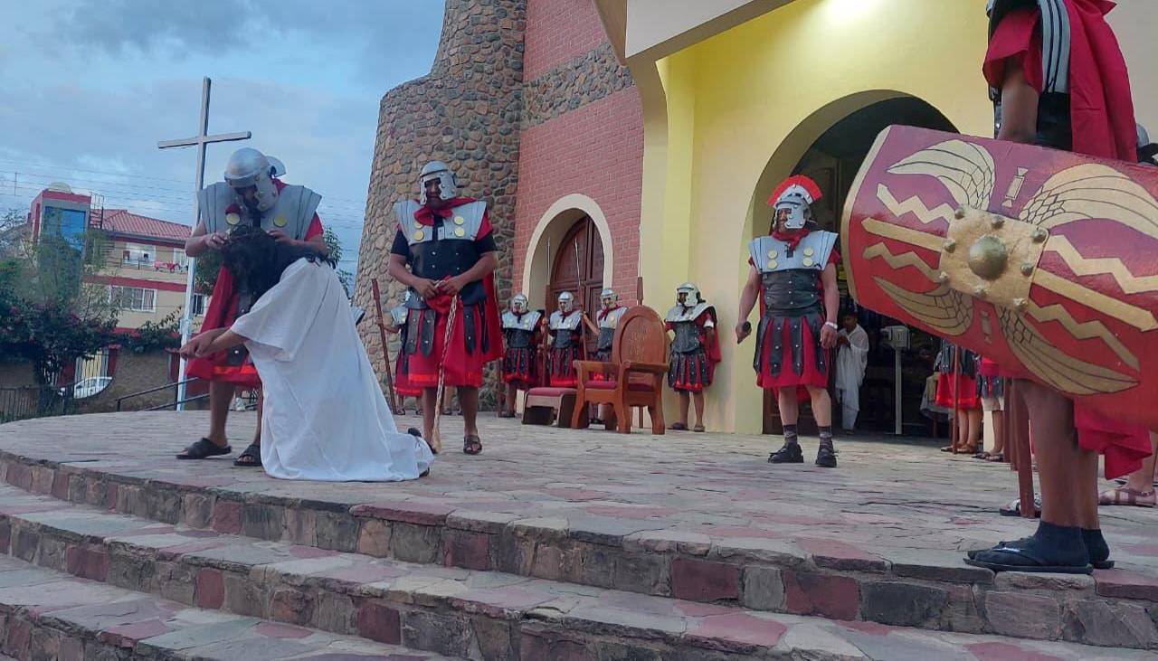 Viernes Santo: Fe y tradición congregan a los fieles en Bolivia para recordar la pasión y muerte de Jesús