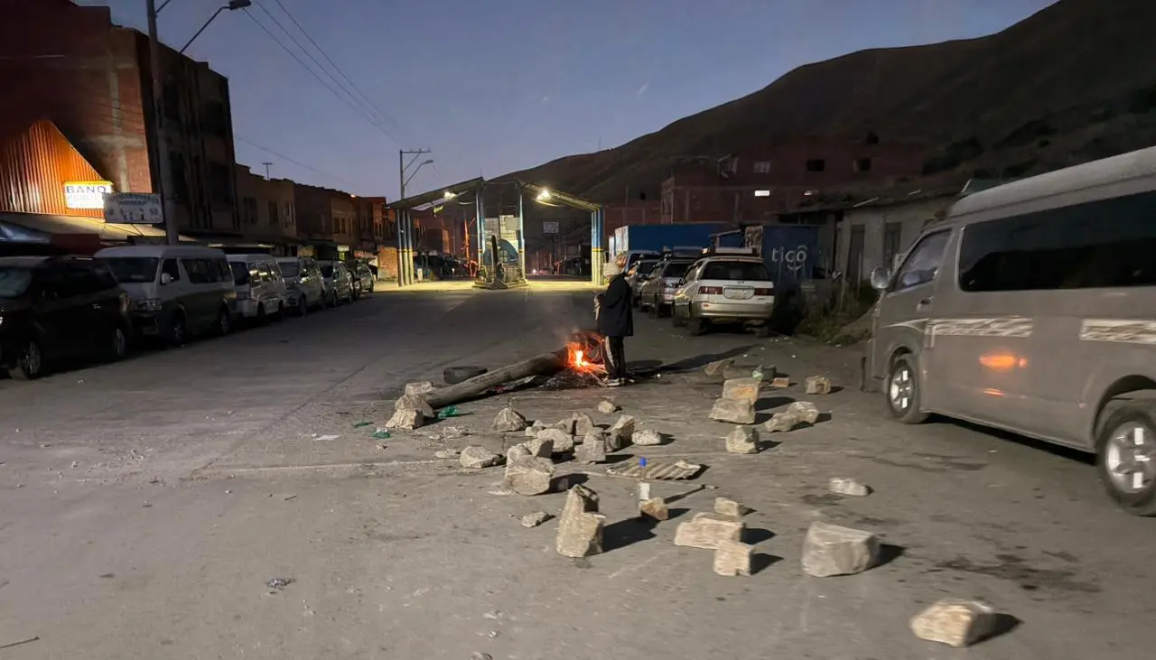 Después de 10 días de filas en las gasolineras, llega diésel a la zona de Urujara, en el ingreso a los Yungas