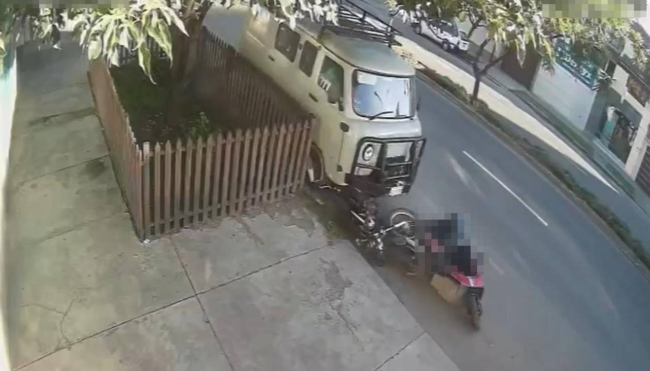 Cámara captó el momento en el que un vehículo impacta a dos motocicletas y deja cuatro heridos