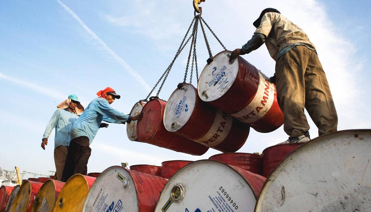 Gobierno publica un decreto que autoriza la importación de petróleo y exministro Ríos lo considera ambiguo