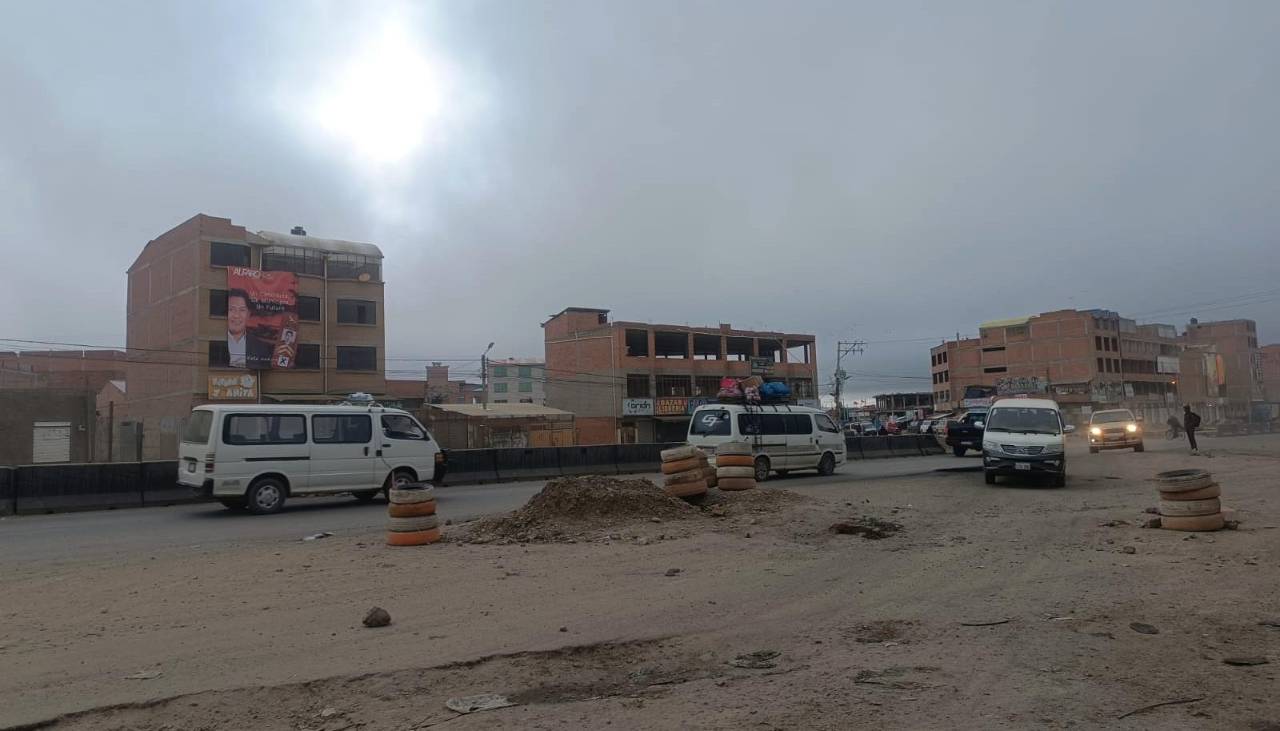 La carretera La Paz - Oruro está despejada, pero los vecinos de El Alto siguen en apronte contra el trameaje