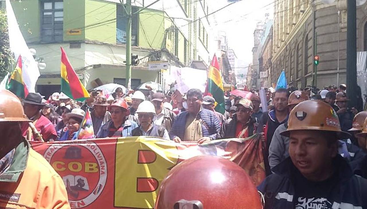 Con el estruendo de dinamitas, la marcha de la COB llega a la Plaza Murillo; la Policía resguarda el Legislativo