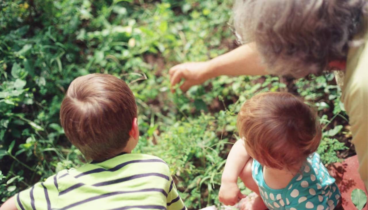 Generó controversia al explicar el motivo por el que “no quiere estar cerca de su nieta” 