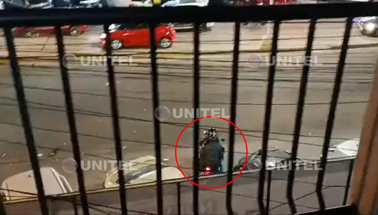 Sale a la luz video con delincuentes huyendo tras atraco a librecambista en un mercado de Santa Cruz