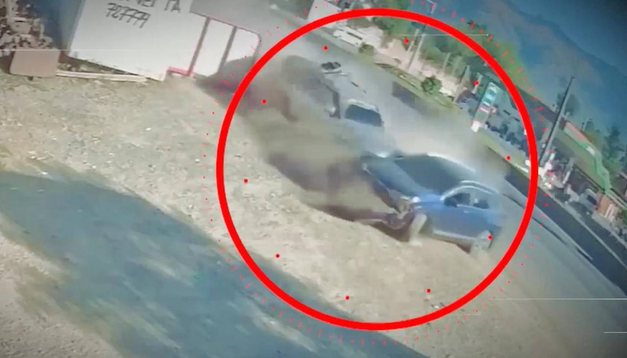 Video: Vehículos chocan y salen de la vía arrollando a un adolescente que iba a su colegio