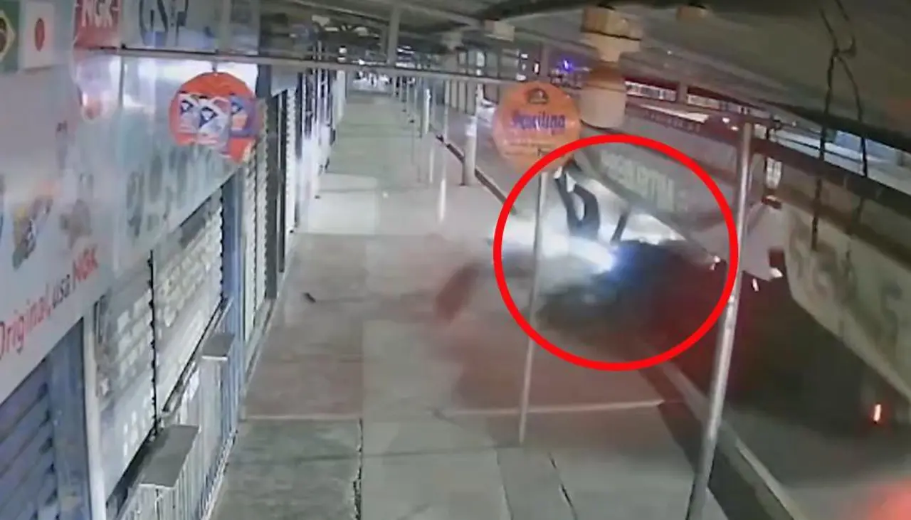 Cámara captó el momento exacto en el que un delivery es impactado por un vehículo provocando su muerte