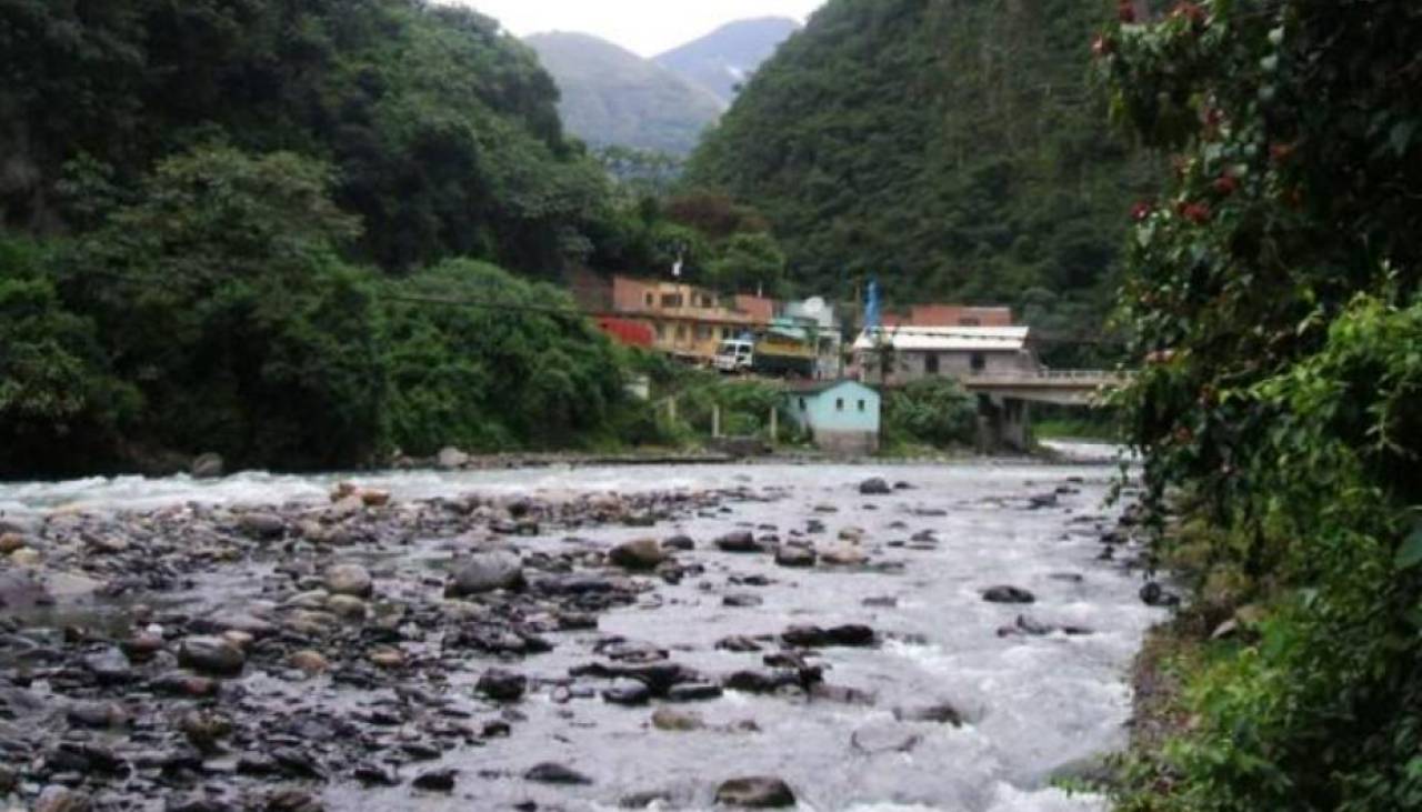 Hallan el segundo cuerpo de los tres mineros arrastrados por un río de los Yungas, dice Bomberos 