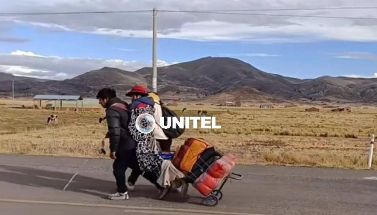Bloqueos obligan a una pareja de ciegos a caminar por la carretera mientras cargaba a su hijo y su equipaje