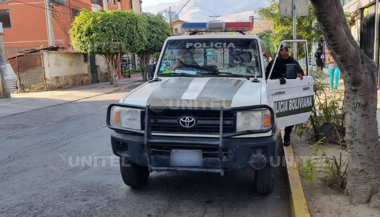 Disparan a una mujer en la puerta de su vivienda para robarle su cartera